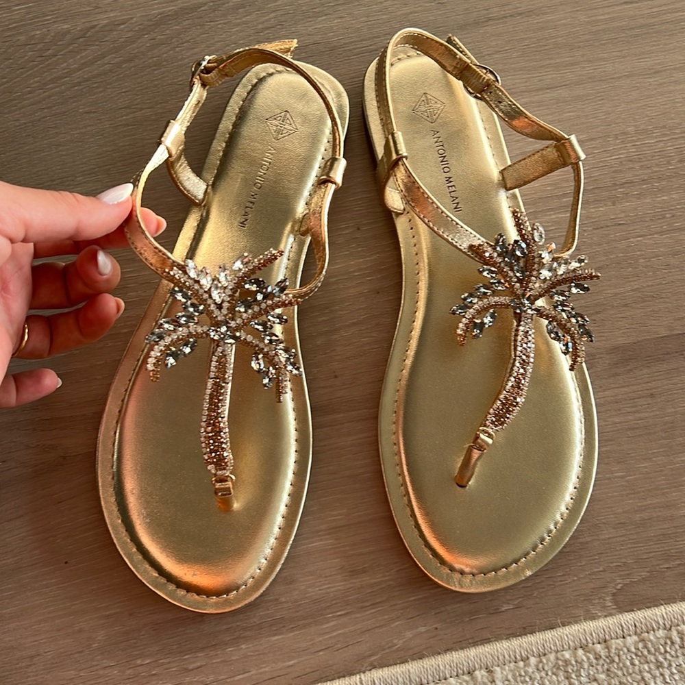 💥FLASH SALE 💥 
NWOT- Antonio Melani Palm Tree Gem sandals